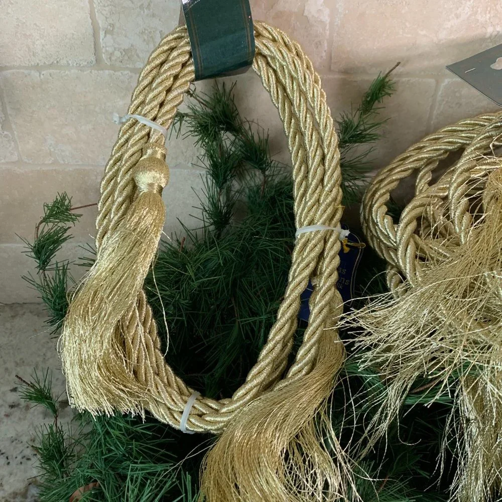 Holiday Garland gold - set of 7 bannaras silk w/ tassels